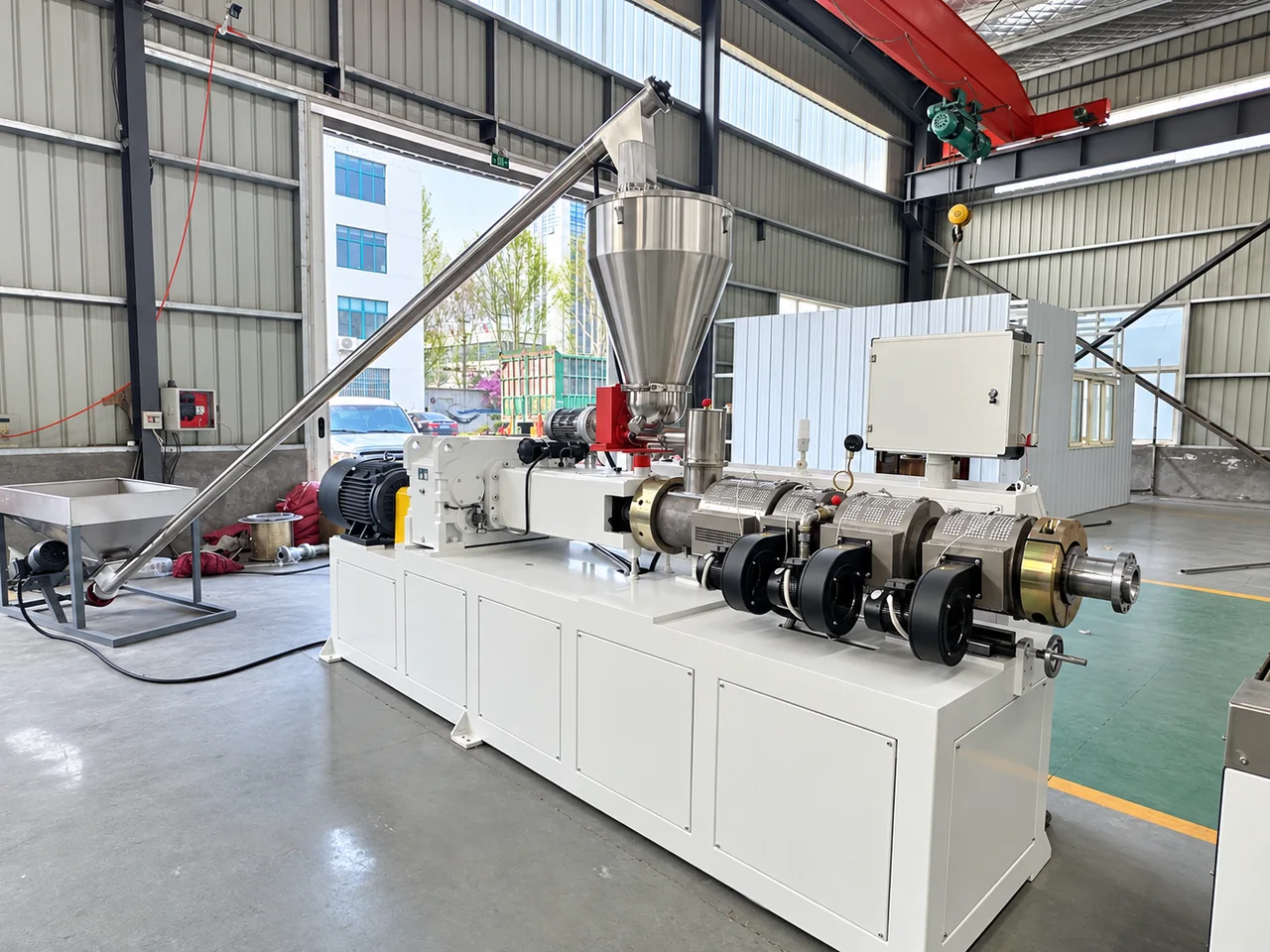 Pipe extruder and material feeder prepared for a plastic pipe production line